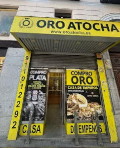 Compro oro en Madrid, perteneciente a la cadena Oro Atocha. Se muestran carteles con sus principales servicios: compro oro, compro plata y empeño de joyas